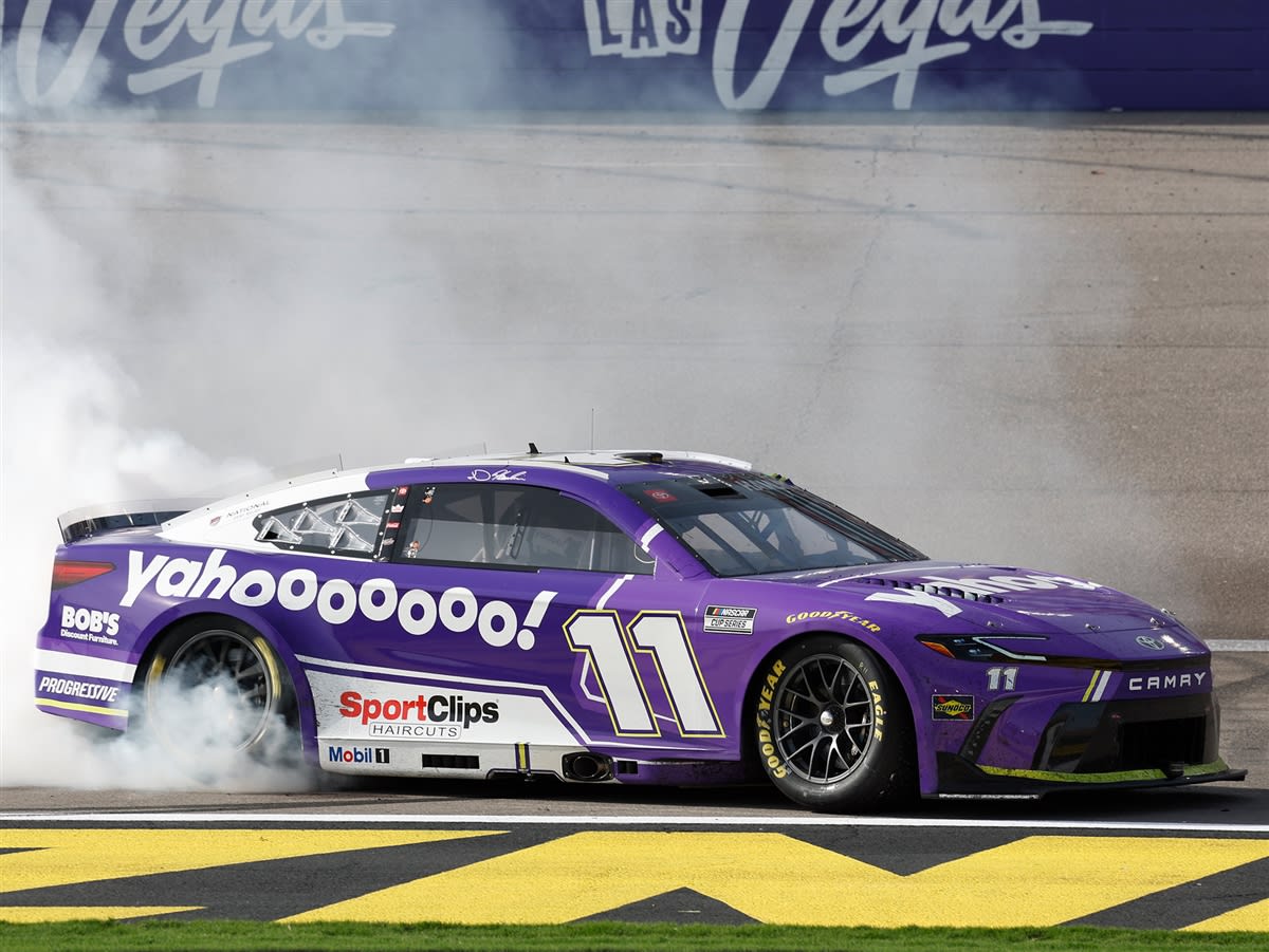 DENNY HAMLIN 2026 YAHOO LAS VEGAS RACED WIN 1:24 COLOR CHROME ARC DIECAST